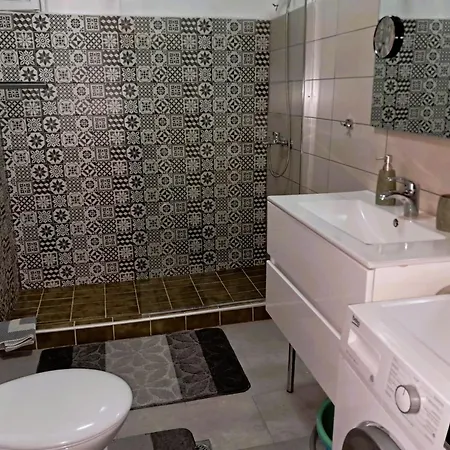 El-mi's Little House In *