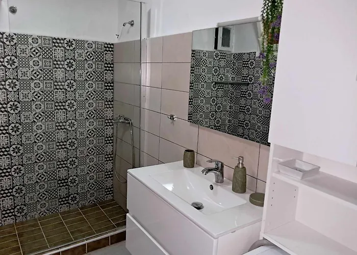 El-mi's Little House In